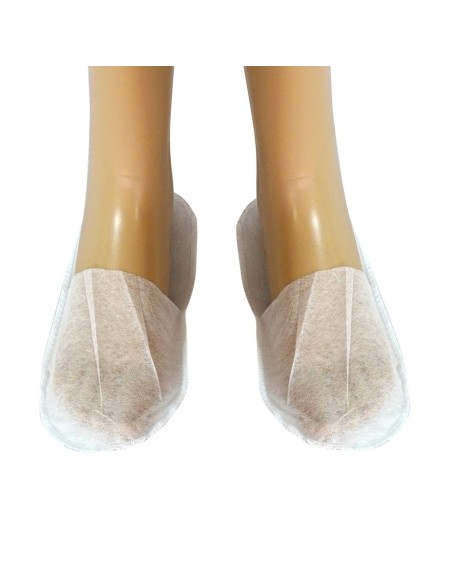 Zapatilla cerrada en TNT de Polipropileno color blanco