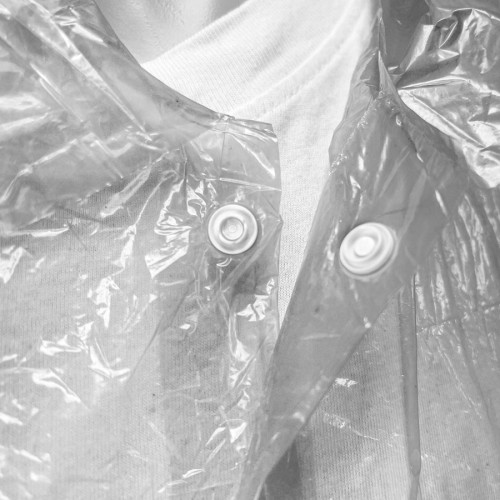 Detalle de corchetes en bata de Polietileno blanca