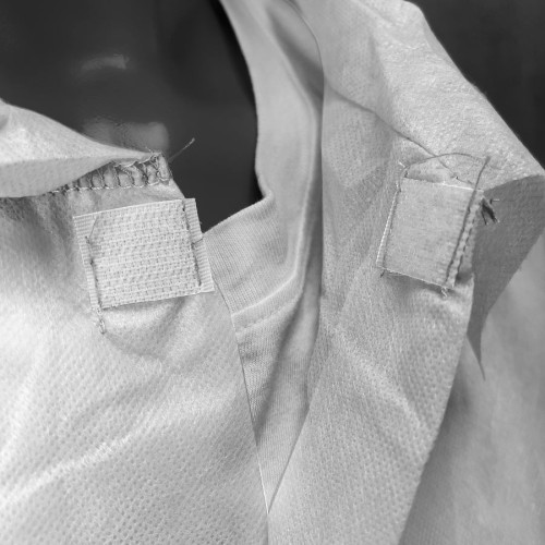 Detalle de velcro en bata en TNT de Polipropileno cierre frontal con velcro color blanco