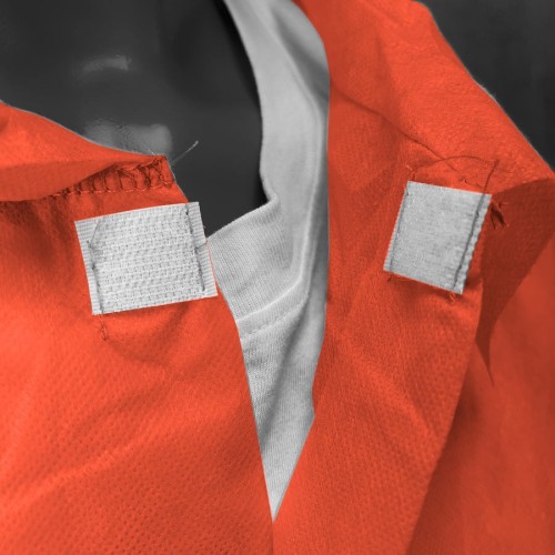 Detalle de velcro en bata en TNT de Polipropileno cierre frontal con velcro color rojo