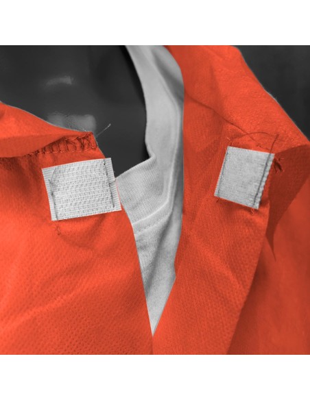 Detalle de velcro en bata en TNT de Polipropileno cierre frontal con velcro color rojo