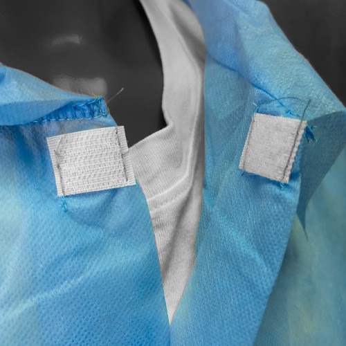 Detalle de velcro en bata en TNT de Polipropileno cierre frontal con velcro color azul