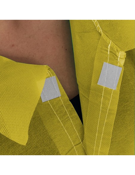 Detalle de velcro en bata en TNT de Polipropileno cierre frontal con velcro color amarillo