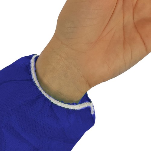 Detalle de puño en bata en TNT de Polipropileno cierre frontal con velcro color azul oscuro