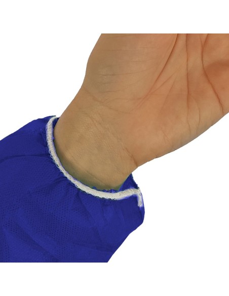 Detalle de puño en bata en TNT de Polipropileno cierre frontal con velcro color azul oscuro