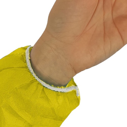 Detalle de puño en bata en TNT de Polipropileno cierre frontal con velcro color amarillo