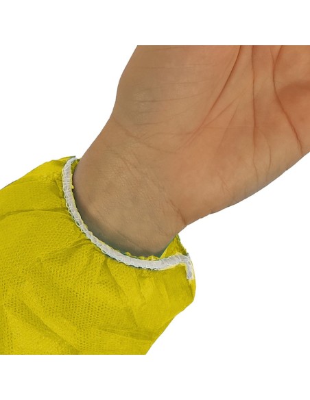 Detalle de puño en bata en TNT de Polipropileno cierre frontal con velcro color amarillo