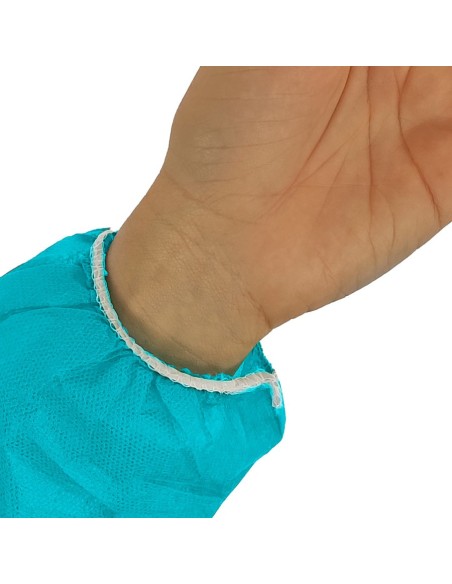 Detalle de puño en bata en TNT de Polipropileno cierre frontal con velcro color azul