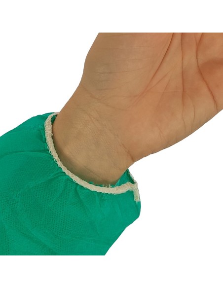 Detalle de puño en bata en TNT de Polipropileno cierre frontal con velcro color verde